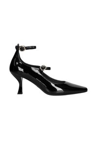 Scarpa nera in vernice lucida con tacco alto, punta affusolata, cinturini alla caviglia e fibbie in argento, caratterizzata da un design unico del tacco racchiuso.