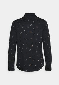 Czarna koszula z długim rękawem, z małymi jasnobeżowymi kwiatowymi wzorami, zapinanymi na guziki mankietami oraz klasycznym kołnierzykiem, widziana od tyłu.