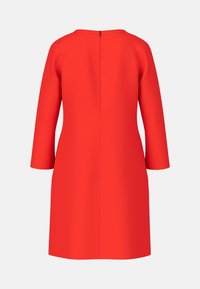 Rotes Kleid mit Dreiviertelärmeln, rundem Ausschnitt und einem Reißverschluss auf der Rückseite. Der Stoff hat eine glatte Textur und einen festen Schnitt.