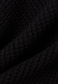 Zwarte gebreide stof met een gestructureerd, geribbeld patroon. De vezels lijken zacht en dicht, met een rijke, diepe kleur overal.