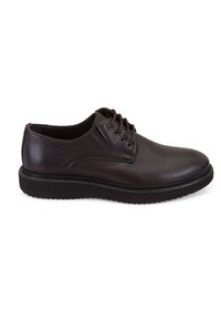 Chaussure en cuir brun à lacets avec une surface texturée, un bout arrondi et une semelle en caoutchouc noir avec un motif strié.