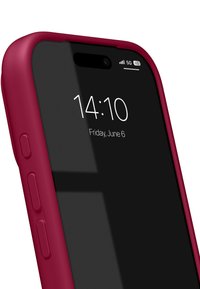 Smartphone mit rotem Schutzgehäuse, zeigt die Uhrzeit 14:10 und das Datum Freitag, 6. Juni auf dem schwarzen Sperrbildschirm.