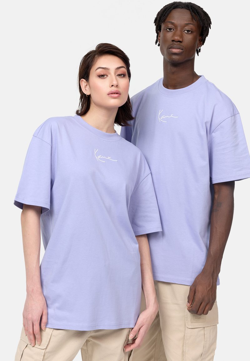 Karl Kani - SMALL SIGNATURE ESSENTIAL TEE - T-shirt basic - violet, Ingrandire