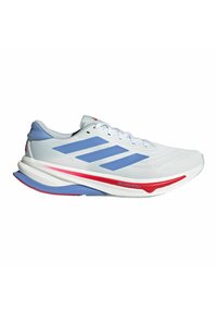 Weißer Laufschuh mit blauen Streifen, rotem Akzent auf der Zwischensohle, gepolstertem Fersenbereich und Schnürsenkeln, von der Seite auf einem weißen Hintergrund betrachtet.