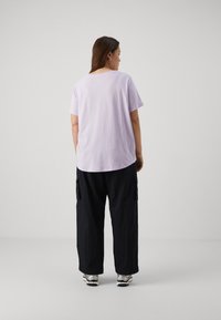 Nike Sportswear CLUB TEE - Apdrukāts T-krekls - violet mist