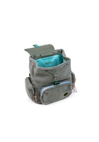 Mochila de felpa gris con interior en teal, tapa superior, bolsillo con cremallera azul y herrajes verdes para el cierre. Texturas y acentos notables presentes.