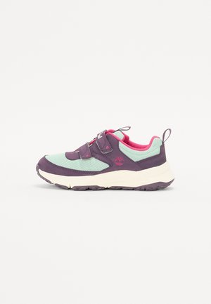 Børnesneakers i blågrøn og lilla med pink foring, dobbelte velcroremme, trækstropper og tyk hvid sål på hvid baggrund.