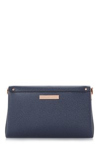 Granatowa torebka skórzana o fakturze z górnym suwakiem, z akcentem w kolorze różowego złota i prostokątną tabliczką z logo.