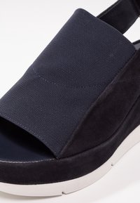 Högl Sandály na platformě - dark blue