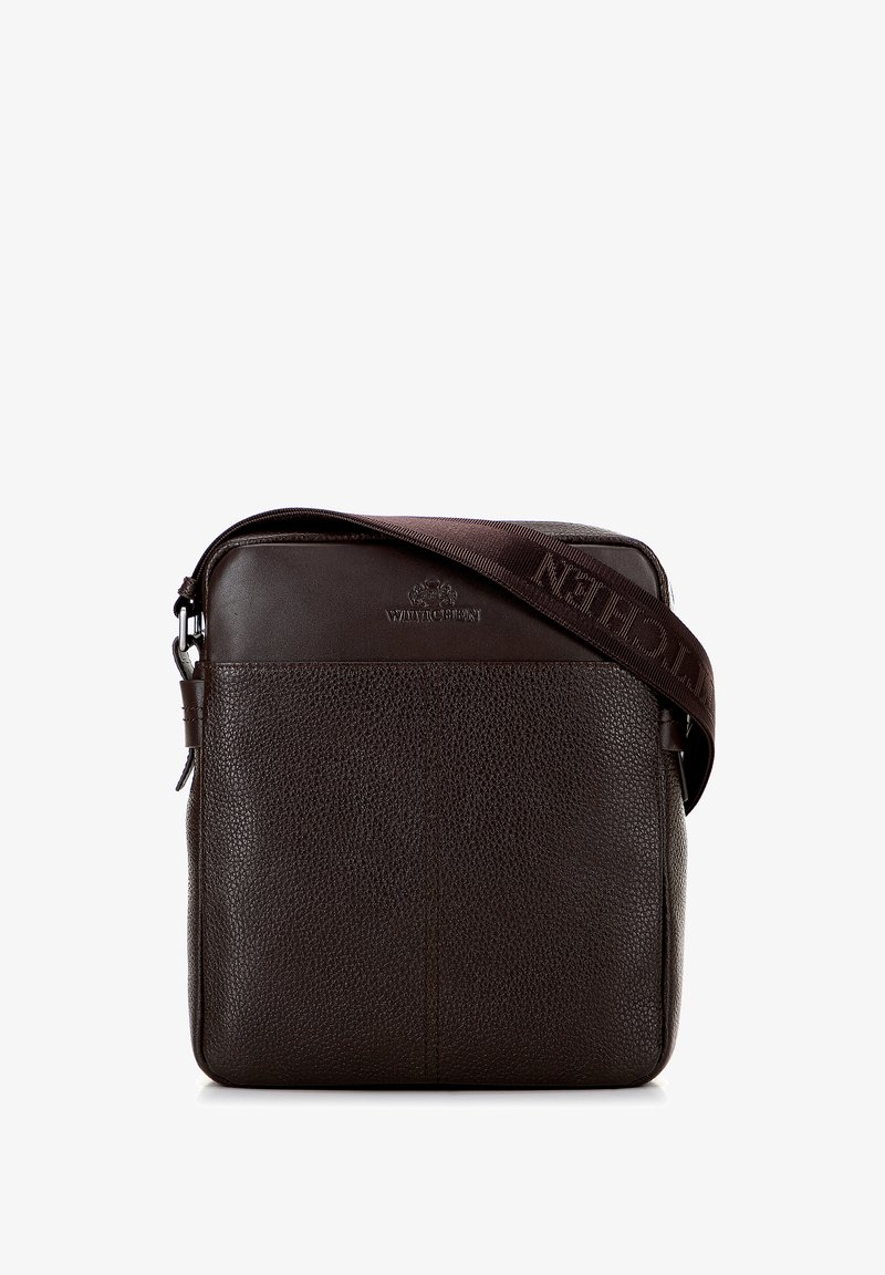 Borsa a tracolla in pelle marrone con superficie testurizzata, chiusura a zip e una robusta tracolla regolabile con il nome del marchio.