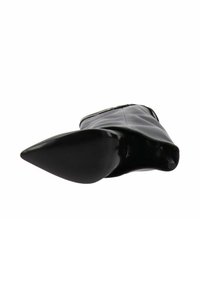Stivale in pelle nera con punta a punta e tacco alto, mostrato dal suole e di lato con cerniera visibile su sfondo bianco.