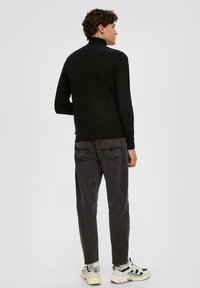 QS MIT TURTLENECK - Trui - schwarz