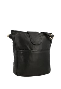 Schwarze Leder-Schultertasche mit Fronttasche, Klappverschluss und verstellbarem Riemen mit goldener Schnalle, vor weißem Hintergrund gezeigt.