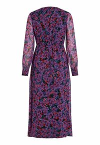 Robe fleurie avec de longues manches transparentes. Présente une taille ajustée et une jupe fluide. Les couleurs incluent le violet, le rouge et le vert sur un fond noir.