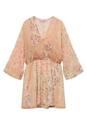 Kvačkasta obleka z cvetličnim vzorcem v odtenkih roza, z V-izrezom, širokimi rokavi in cinčanim pasom za obliko, izdelana iz lahkega, prosojnega materiala.