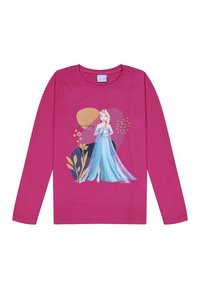 Langärmliges, pinkes Baumwoll-T-Shirt mit einem Grafikdesign eines Charakters in einem blauen Kleid, umgeben von abstrakten Formen und floralen Akzenten.
