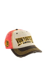 Cappello con tessuto beige e rosso invecchiato, con la scritta ricamata in giallo "VON DUTCH BE BRAVE" e un visiera nera con cuciture gialle.