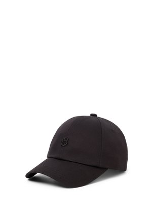 Cappellino da baseball nero con visiera curva e una piccola lettera S ricamata sul davanti, su sfondo bianco.