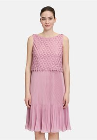 Różowa sukienka bez rękawów z teksturowaną, haftowaną górą i plisowanym dołem. Charakteryzuje się luźnym krojem i miękkim materiałem, idealna na codzienne okazje.