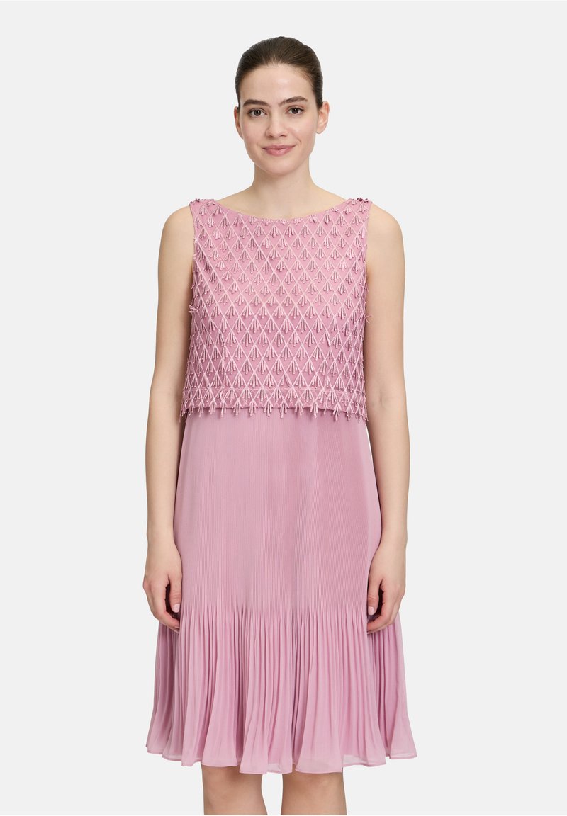 Różowa sukienka bez rękawów z teksturowaną, haftowaną górą i plisowanym dołem. Charakteryzuje się luźnym krojem i miękkim materiałem, idealna na codzienne okazje.