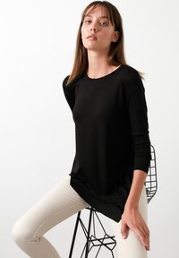 LELA ASYMMETRIC CUT CREW NECK  - Bluza - black