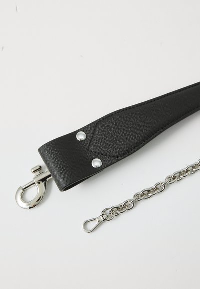 Melnā sintētiskā siksna ar teksturētu virsmu, satur sudraba aparatūru, aizdare ar āķiem un īsu metāla ķēdes piekabi.