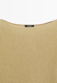 Pull en maille marron clair avec un large col bateau et une étiquette noire « Massimo Dutti » cousue à l’intérieur du col.
