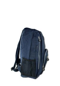 Sac à dos en tissu bleu marine avec une surface texturée, poche frontale zippée et poche latérale en mesh. Il dispose de bretelles ajustables et de matériel en acier inoxydable.