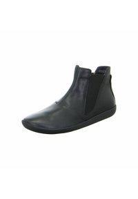 Schwarze Leder-Stiefelette mit elastischem Seitenpanel und flacher Gummisohle, entworfen für einfaches Anziehen und einen eleganten Sitz.