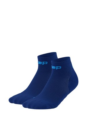 Paar dunkelblaue Knöchelsocken mit hellblauer Schrift am Bund, gerippter Struktur und glatter Zehenpartie.