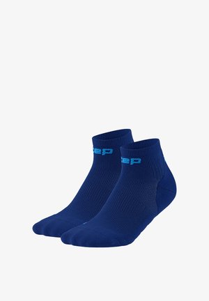 Paar dunkelblaue Knöchelsocken mit hellblauer Schrift am Bund, gerippter Struktur und glatter Zehenpartie.