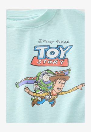 Mėlynos spalvos džemperis su grafiniu Toy Story herojų Woody ir Buzz Lightyear atvaizdžiu veiksme. Minkšta medžiaga, su apvaliomis iškirpėmis.