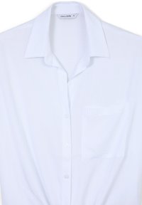 Camicia bianca con bottoni, realizzata in tessuto leggero, con colletto classico, una tasca sul petto e una superficie liscia.