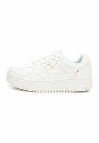 Zapatillas blancas de material sintético suave, con punta redondeada, cordones planos y suela texturizada. Presentan sutiles toques de color naranja en los laterales.