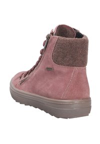 Stivali alla caviglia in suede rosa con colletto in feltro, chiusura con lacci e zip laterale. Suola in gomma resistente con grip testurizzato e dettagli di cucitura.