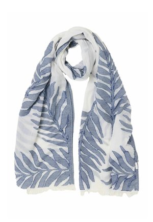 Biały szalik z niebieskimi wzorami liści paproci, lekka tkanina i frędzle na krawędziach, pokazany luźno owinięty.