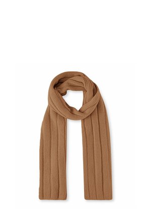 Brauner gestrickter Schal mit vertikalem Rippenmuster, locker zu einem Knoten geschlungen auf weißem Hintergrund.