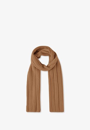 Brauner gestrickter Schal mit vertikalem Rippenmuster, locker zu einem Knoten geschlungen auf weißem Hintergrund.