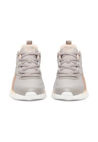 Poros smėlio spalvos ir šviesiai rudos spalvos Reebok sportbačių pora su baltais padais, žvelgiant iš priekio matomos raištelės ir logotipas ant liežuvėlio bei priekinės dalies.