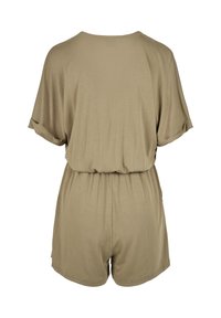 Vue de dos d'une combinaison beige à manches courtes avec taille élastique et haut et short à coupe ample sur fond blanc.