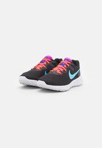 Chaussures de sport noires avec une tige en mesh texturé, un logo turquoise, des lacets orange vif et des accents violets sur la languette, avec une semelle blanche.