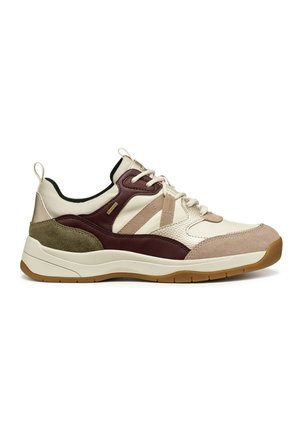 Baskets sportives avec un mélange de panneaux en daim et en maille crème, bourgogne et olive, dotées d'une semelle extérieure texturée et d'un design à lacets.