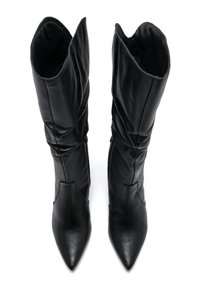 Schwarze knielange Stiefel aus Leder mit glatter Textur, spitz zulaufenden Zehen und einem lässigen Design am oberen Ende.