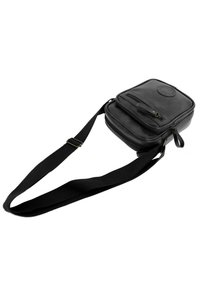 Bolso cruzado de cuero negro con forma cuadrada, compartimentos con cremallera y textura suave. Presenta una correa trenzada y detalle de logo en relieve.