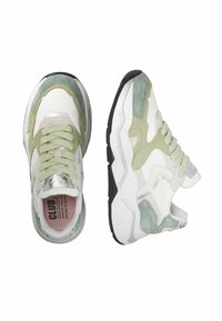 Sneaker bianchi e verde chiaro con dettagli in suede, caratterizzate da una tomaia texturizzata, lacci rotondi e una suola in gomma nera. Inclusi dettagli metallici.