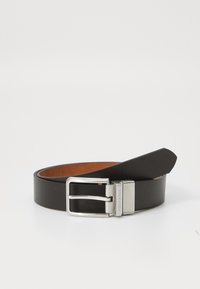 Ceinture en cuir noir avec une boucle en métal argenté, présentant une texture lisse et une extrémité effilée. Le côté intérieur est marron, offrant un contraste.
