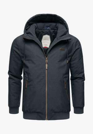 Giacca con cappuccio blu navy, con zip frontale, due tasche laterali, polsini a costine e interno foderato. Presenta un'etichetta del marchio visibile.