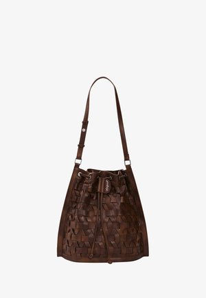 Bruine geweven leren bucketbag met verstelbare schouderriem en trekkoordsluiting. Heeft een gladde textuur en subtiele merkaanduiding.