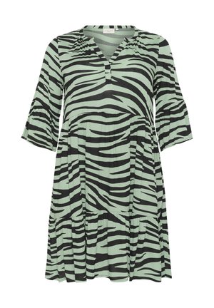 Abito verde con un motivo a zebra nera, caratterizzato da scollo a V, maniche a tre quarti e orlo a strati. Tessuto leggero.