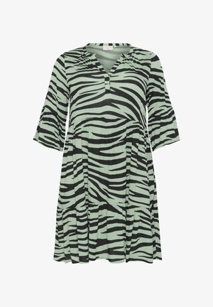 Zöld ruha fekete zebra mintával, V-kivágással, háromnegyedes ujjakkal és réteges szegéllyel. Könnyű szövettextúra.